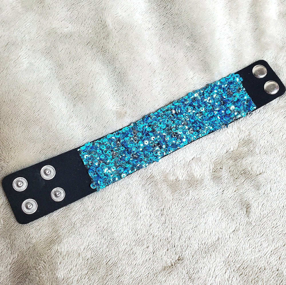 ⚜️(3/$10) NWOT Turquoise Sequin Snap Bracelet